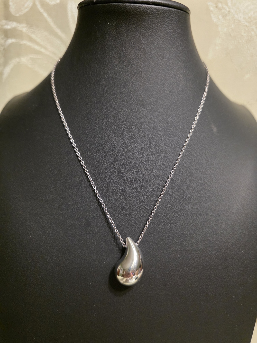 #529 Silver Teardrop Pendant Necklace
